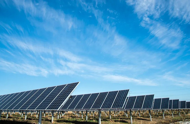 Do solar panels fail in hot weather?